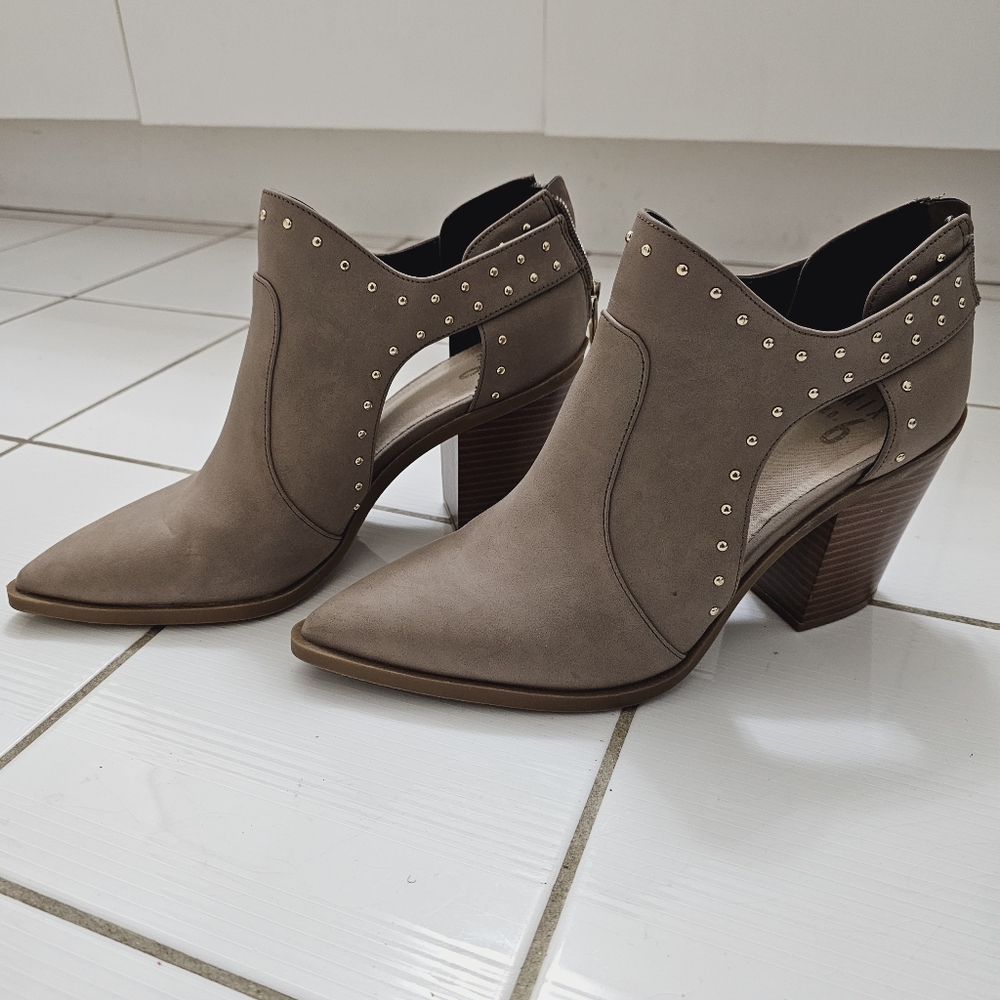 Mix No. 6 Dimm Ankle bootie, Fall or Spring Sz 10 Taupe colour NWOT